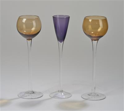 Zwei braune und ein violettes Likörglas in der Art von Koloman Moser - Kleinode des Jugendstils und angewandte Kunst des 20. Jahrhunderts