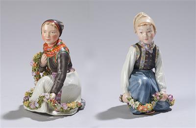 Amager-Knabe mit Blumenkranz, Modellnummer: 12414 und Amager-Mädchen mit Blumenkranz, Modellnummer: 12412, Royal Copenhagen, Dänemark - Secese a umění 20. století