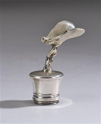 Flaschenstöpsel aus Sterlingsilber Flying Lady, nach dem Entwurf von Charles  Sykes für die Rolls Royce Kühlerfigur Spirit of Ecstasy, Wien, ab Mai  1922 - Kleinode des Jugendstils & Angewandte Kunst des 20.