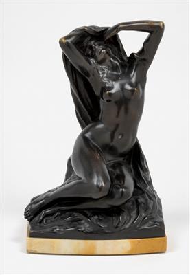 Franz Seifert, sitzende Frauenfigur mit erhobenen Armen und Tuch, Österreich, 1917 - Secese a umění 20. století