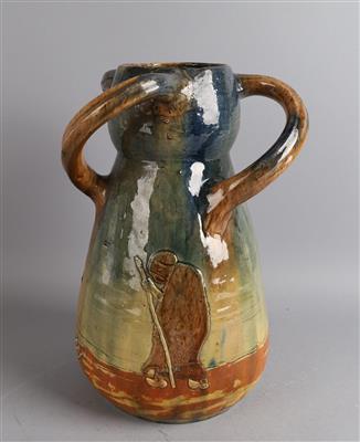 Große Vase mit drei gedrehten Henkeln, Darstellung von drei Frauen, um 1900 - Kleinode des Jugendstils & Angewandte Kunst des 20. Jahrhunderts