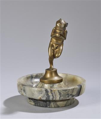 Hans W. Elischer (Österreich/Deutschland 1891-1966), auf einem Bein stehender Putto aus Bronze auf einer Schale montiert, um 1920 - Jugendstil e arte applicata del XX secolo