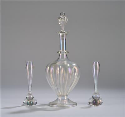 Karaffe mit Stöpsel und zwei Vasen mit Kugelfüßen aus Glas, Entwurf: um 1925 - Jugendstil e arte applicata del XX secolo