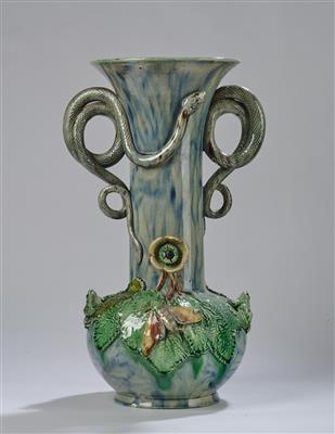 Manuel Mafra (Portugal, 1831-1905), Vase mit applizierten Schlangenhenkeln, Floraldekor, Fröschen und Insekten, Caldas da Rainha, ca. 1870 - Secese a umění 20. století