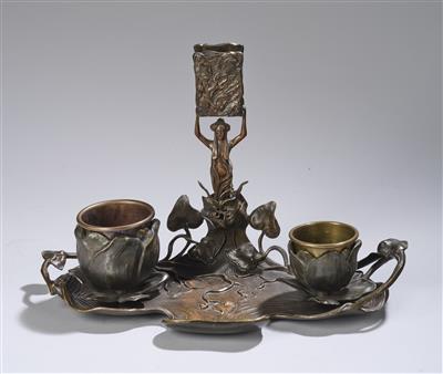 Rauchgarnitur in Form eines Seerosenteichs mit plastisch floralem Dekor und einer Nymphe aus Bronze, um 1900 - Jugendstil and 20th Century Arts and Crafts