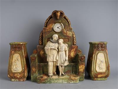 Uhr mit Harlekin und Columbine auf einer Bühne mit Widderkopf stehend und einem Vasenpaar mit Darstellungen von Putti, um 1900/20 - Kleinode des Jugendstils & Angewandte Kunst des 20. Jahrhunderts
