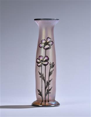 Vase mit Blütenmotiven in galvanoplastischem Emailledekor, Böhmen, um 1900 - Kleinode des Jugendstils & Angewandte Kunst des 20. Jahrhunderts