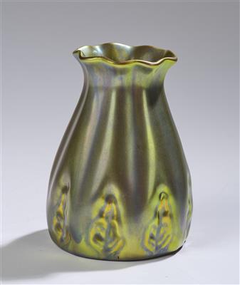 Vase mit stilisiertem Blätterdekor, Firma Zsolnay, Pécs - Kleinode des Jugendstils & Angewandte Kunst des 20. Jahrhunderts