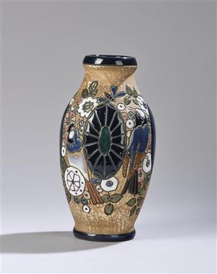 Vase mit Vogel-, Schmetterlings- und Floraldekor aus der Serie Campina, Dekorentwurf: wohl Max von Jungwirth, um 1910, Ausführung: Amphora Czechoslovakia, Turn-Teplitz, um 1918-38 - Kleinode des Jugendstils & Angewandte Kunst des 20. Jahrhunderts