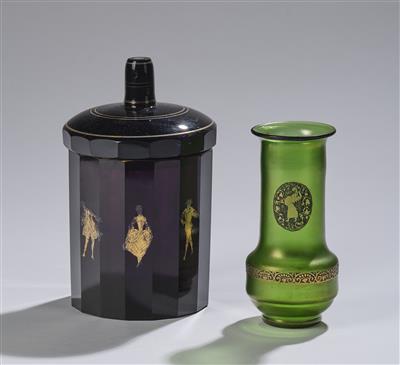 Deckeldose mit vergoldeten Tanzfiguren, wohl Meyr's Neffe, Adolf bzw. Johann Oertel  &  Co., Haida, um 1915 sowie eine Vase mit vergoldeter Kämpferfigur und floralen Ornamenten, Formentwurf: Otto Thamm zugeschrieben, um 1895 - Jugendstil e arte applicata del XX secolo