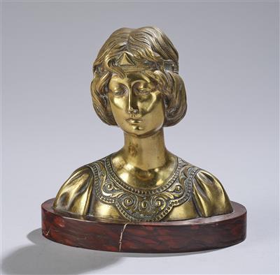 Frauenbüste aus vergoldeter Bronze in historischer Tracht mit Haarschmuck, um 1900 - Jugendstil e arte applicata del XX secolo