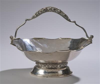 Große ovale Henkelschale aus Silber mit Dekor in Form von Blütenknospen mit Blättern, Wilhelm Weinranck  &  Fritz Schmidt, Hanau, 1900/20 - Jugendstil e arte applicata del XX secolo