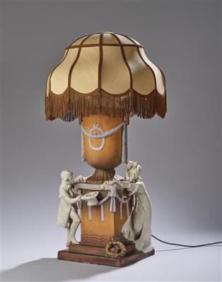 Historistische Tischlampe mit einem Liebespaar, das sich spielerisch um eine Statue bewegt, Böhmen, um 1920/30 sowie eine Säule mit Marmordekor - Jugendstil e arte applicata del XX secolo