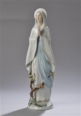 Ida Schwetz-Lehmann (1883-1971), Hohe Lourdes Madonna, Modellnummer: 1753, Entwurf: 1937, Ausführung: Wiener Porzellan Manufaktur Augarten - Jugendstil e arte applicata del XX secolo