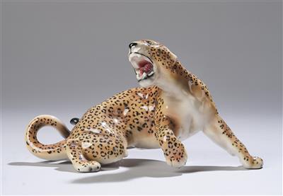 Karin Jarl (Karin Jarl-Sakellarios, 1885-1948) zugeschrieben, Tierfigur: 'Fauchender Leopard', Modellnummer: 5144, Entwurf: um 1923, Ausführung: Wiener Manufaktur Friedrich Goldscheider, Wien, bis ca. 1941 - Jugendstil e arte applicata del XX secolo