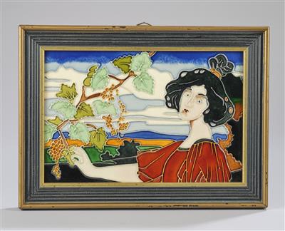 Keramikbild: Halbfigurenbild einer Dame mit Trauben mit einer Landschaft im Hintergrund - Jugendstil e arte applicata del XX secolo