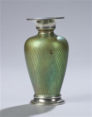 Kleine Vase mit Federndekor und Silbermontierung mit Perlbanddekor, Modellnummer: 5302, Dekor: 2789, Modell: um 1898-1899, Ausführung: Zsolnay, Pécs - Kleinode des Jugendstils & Angewandte Kunst des 20. Jahrhunderts