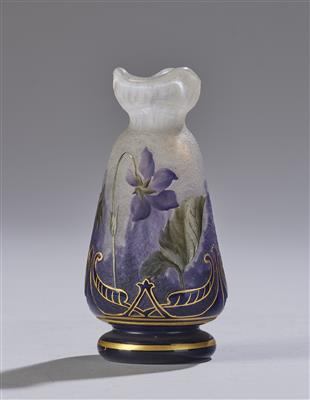 Kleine Vase mit Veilchen und vergoldetem Dekor, Daum, Nancy, um 1900 - Jugendstil e arte applicata del XX secolo