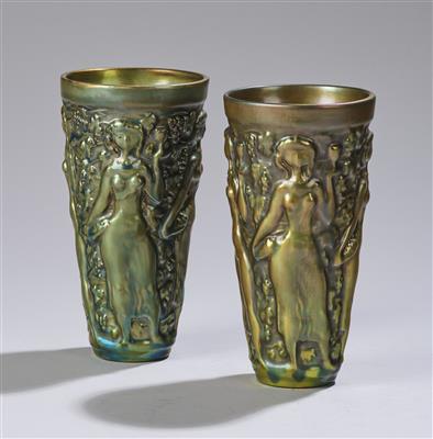 Paar Vasen (Becher) mit Frauenfiguren, Weinbechern und Weinreben, Firma Zsolnay, Pécs - Secese a umění 20. století