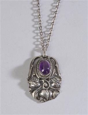 Rasmus Björn Halvordersen, Kette mit Silberanhänger mit herzförmigem Blattdekor und Blüten sowie einem Amethyst, Dänemark, um 1920 - Secese a umění 20. století