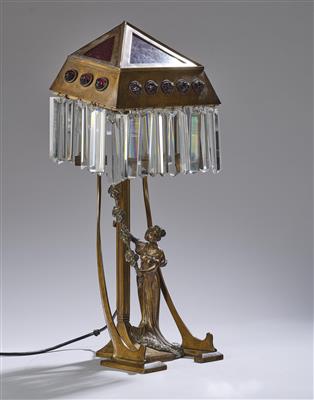 Tischlampe aus Bronze mit vollplastischer Frauenfigur und floralem Dekor, Schirm mit Einlagen aus Glas und Behang aus facettierten Glasstäben, um 1900 - Jugendstil e arte applicata del XX secolo