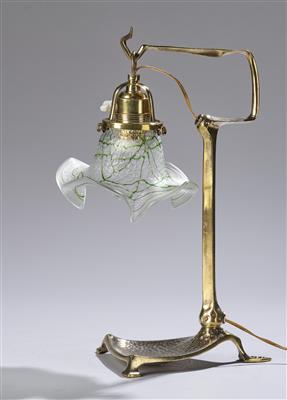 Tischlampe mit Lampenschirm im Stil von Glasfabrik Elisabeth, Kosten bei Teplitz, Entwurf: um 1900/05 - Kleinode des Jugendstils & Angewandte Kunst des 20. Jahrhunderts
