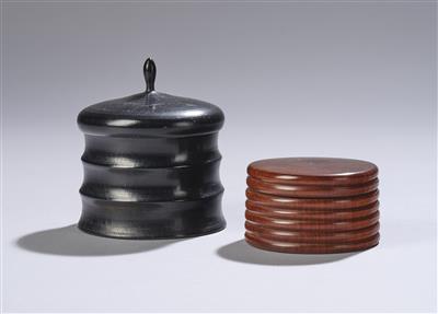 Zwei runde Deckeldosen aus Holz in der Art der Wiener Werkstätte - Secese a umění 20. století
