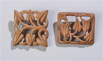 Zwei unterschiedliche Broschen aus Holz mit Floraldekor, in der Art der Wiener Werkstätte - Secese a umění 20. století