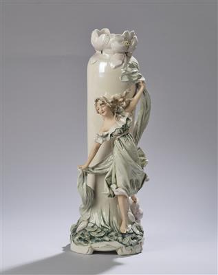 Blütenförmige Vase mit tanzender Mädchenfigur, Modellnummer: 486, Porzellanfabrik Royal Dux, um 1900/1910 - Kleinode des Jugendstils und angewandte Kunst des 20. Jahrhunderts