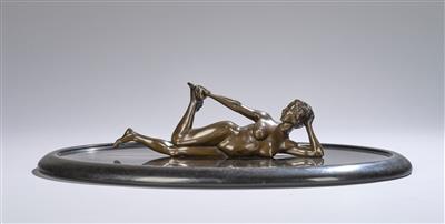 Bronzeobjekt: liegende unbekleidete Frauenfigur auf einer ovalen Steinschale (Visitenkartenschale), Entwurf: um 1920/30 - Jugendstil e arte applicata del XX secolo