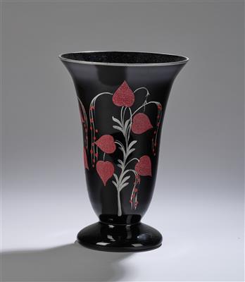 Fußvase mit herzförmigem Blätterdekor, wohl Karl Palda, Haida, um 1930 - Jugendstil and 20th Century Arts and Crafts