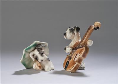 Ida Meisinger (1897-1985), 'Hund mit Bassgeige' (stehender Terrier mit Kontrabass), Modellnummer: 6977 und 'Hundewetter' (sitzender Terrier mit Regenschirm), Modellnummer: 6997, Entwurf: ca. 1934 bzw. 1931, - Jugendstil e arte applicata del XX secolo