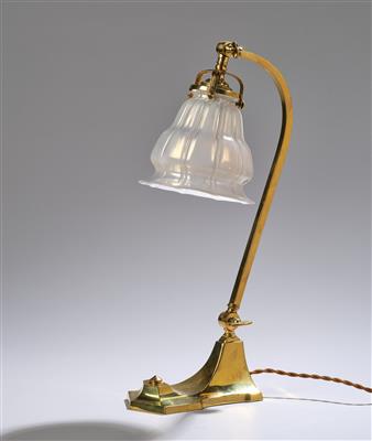 Messing Tischlampe mit Schirm aus milchigweiß-opalisierendem Glas, Böhmen, um 1900 - Kleinode des Jugendstils und angewandte Kunst des 20. Jahrhunderts