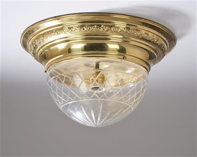 Runde Deckenlampe aus Messingblech mit reliefierten Glockenblumenmotiven, Entwurf: um 1900/20 - Secese a umění 20. století