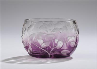 Vase aus violett verlaufendem Glas mit geschliffenem Blütendekor, Ludwig Moser  &  Söhne, Karlsbad, um 1900-1915 - Jugendstil and 20th Century Arts and Crafts