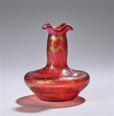 Vase mit dunkelrosa Farbeinschmelzungen und Dekor aus Silbergelbbändern, Formentwurf: Otto Thamm, 1901, Raffinerie und Glasfabrik Fritz Heckert, Petersdorf - Kleinode des Jugendstils und angewandte Kunst des 20. Jahrhunderts