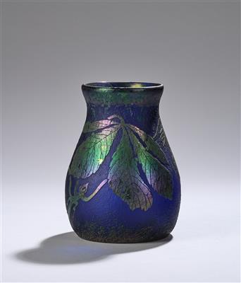 Vase mit hochgeätztem Dekor aus Kastanienzweigen, um 1900 - Kleinode des Jugendstils und angewandte Kunst des 20. Jahrhunderts