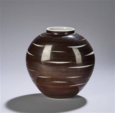 Vase mit umlaufendem braunem Streifendekor, Dekorentwurf: wohl Trude Petri (1906-1998), vor 1933, Ausführung: Königliche Porzellanmanufaktur (KPM), Berlin, nach 1945 - Jugendstil and 20th Century Arts and Crafts