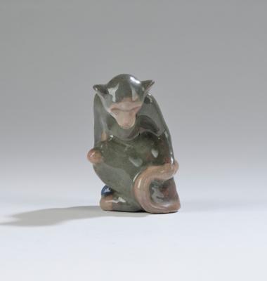 Figur eines kleinen sitzenden Äffchens mit Herz (Originaltitel: „Affe“), Modellnummer: 273/1, Vereinigte Wiener und Gmundner Keramik, 1915-19 - Kleinode des Jugendstils: „Tiere & Fabelwesen“ aus einer Wiener Privatsammlung