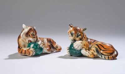 Franz Barwig d. Jüngere (1903-1985), zwei Tierfiguren: 'Junger Tiger mit Ball, liegend', Modellnummer: 1421, Firma Keramos, bis ca. 1949 und ab ca. 1950 - Jugendstil e arte applicata del XX secolo