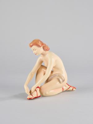 Frauenakt mit Tuch, Sandalen bindend, Modellnummer: 870, Firma Keramos, Wien, bis 1949 - Secese a umění 20. století