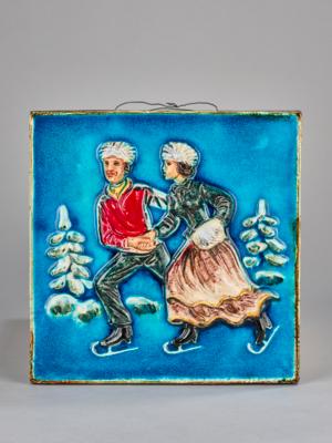 Größere Wandfliese mit Eiskunstläufern (Paar sich an den Händen haltend), Modellnummer: 7768, Staatliche Majolika Manufaktur Karlsruhe AG - Secese a umění 20. století