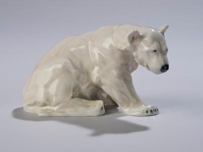 Sitzender Eisbär mit geneigtem Haupt, Entwurf: wohl Willy Zügel (1876-1950), um 1906, Ausführung: Porzellan Manufaktur Meissen, um 1934-1945 - Kleinode des Jugendstils und angewandte Kunst des 20. Jahrhunderts