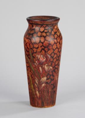 Vase aus Holz mit Irisblütendekor, im Stil um 1900/20 - Kleinode des Jugendstils und angewandte Kunst des 20. Jahrhunderts