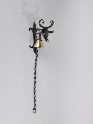 Wandglocke mit Zierelement in Form eines Stierkopfes, in der Art von Walter Bosse, Entwurf: um 1950 - Secese a umění 20. století