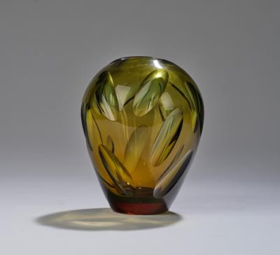 Erich Jachmann, a vase with olive cut, designed in around 1950, executed by Württembergische Metallwarenfabrik (WMF) - Jugendstil e arte applicata del XX secolo
