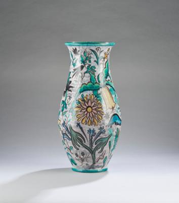 Ernst Huber (Wien 1895-1960), hohe Vase mit Blumendekor, Ausführung: Firma Schleiss, Gmunden, ab ca. 1926 - Kleinode des Jugendstils & Angewandte Kunst des 21. Jahrhunderts