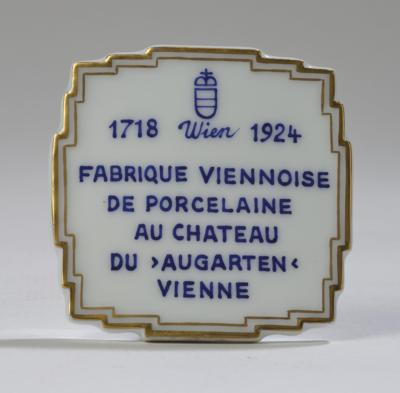 A factory plaque with French lettering of the Vienna Porcelain Factory Augarten - Secese a umění 20. století