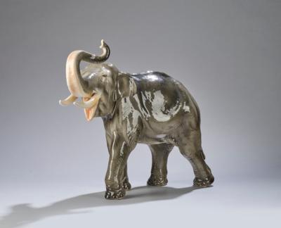 A large elephant with raised trunk, designed in around 1930/40 - Jugendstil e arte applicata del XX secolo