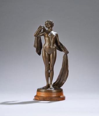 Johannes Benk (Wien, 1844-1914), Bronzefigur einer stehenden Frau mit Tuch (Badende), Wien, 1907 - Kleinode des Jugendstils & Angewandte Kunst des 21. Jahrhunderts